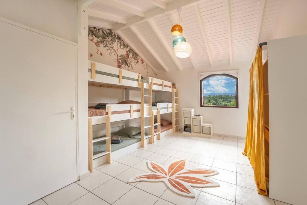 Spacieuse Villa Corossol Avec Piscine Et Jeux Exterieurs Le Gosier  Exteriér fotografie