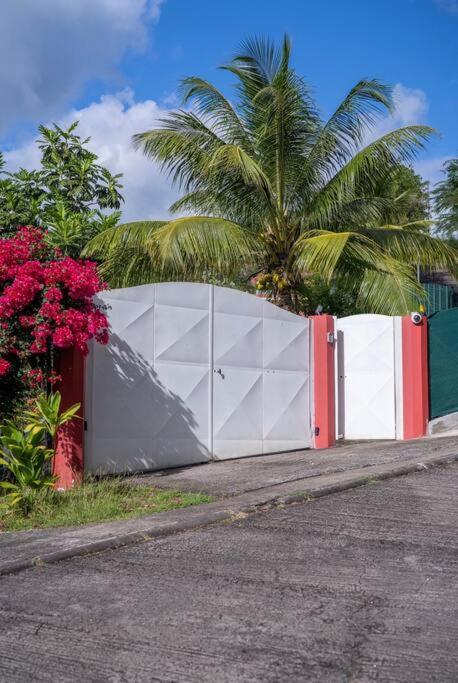 Spacieuse Villa Corossol Avec Piscine Et Jeux Exterieurs Le Gosier  Exteriér fotografie